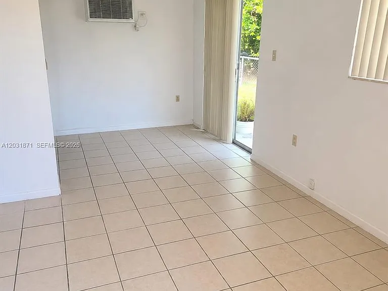 8935 SW 28th St #8935 — Photo 3