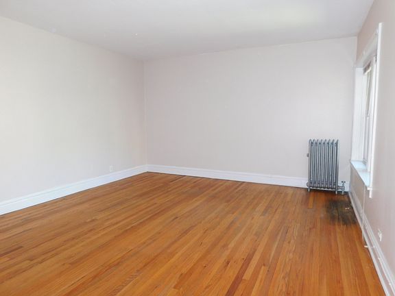 3rd image of 916 Reba Pl #14