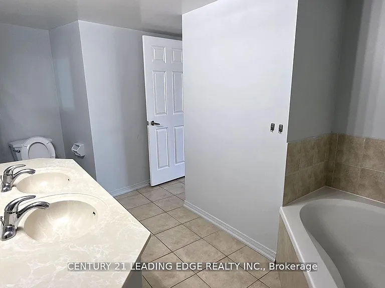 18 Valley Woods Rd #Penthouse 204-204 — Photo 14