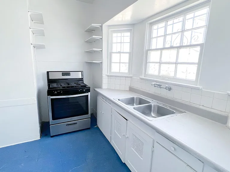240 N Hoover St — Photo 4