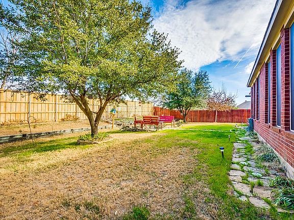 3rd image of 2633 Valencia Ln