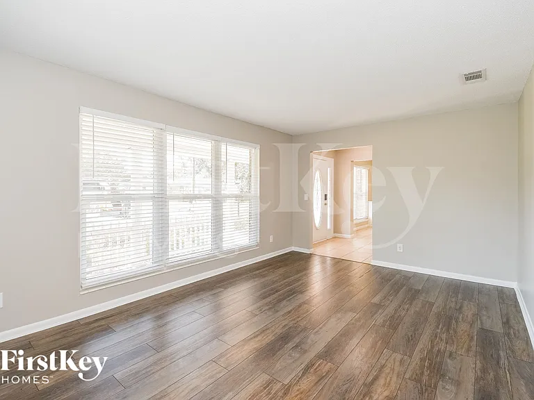 8801 Coventry Ct — Photo 3