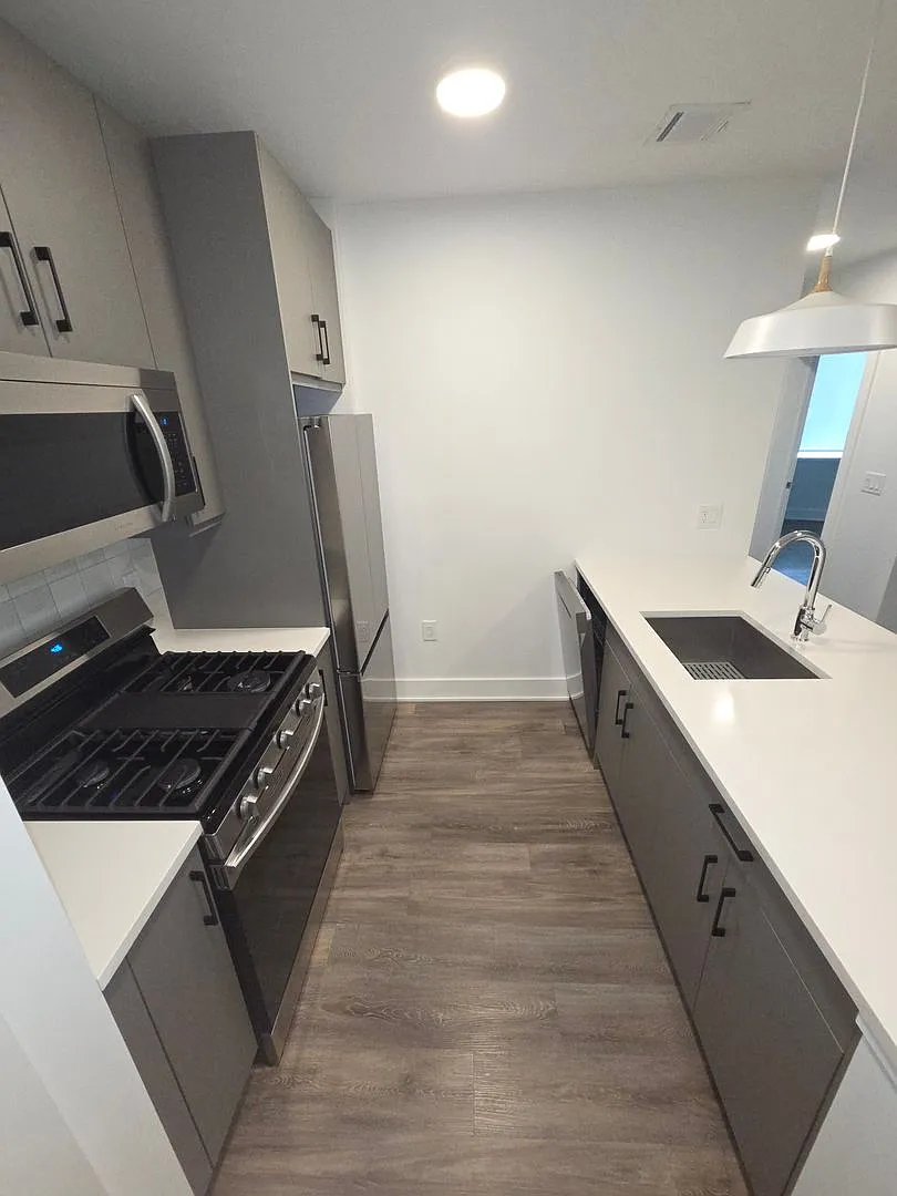 046 - 400 NEWARK REALTY LLC — Photo 2
