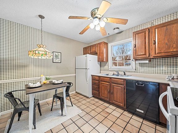 5th image of 304 Constitution Dr