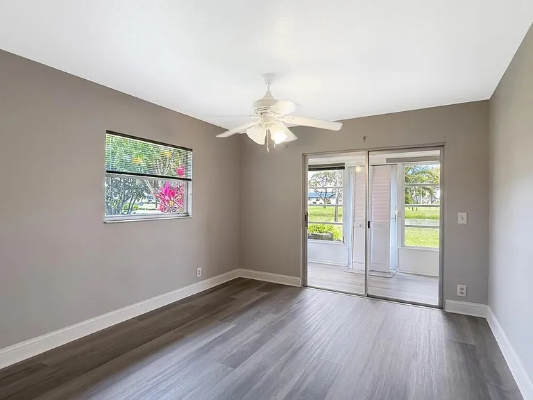 220 Seville Ct #J — Photo 10