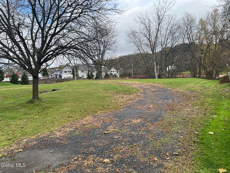 4th image of 184 Main Street