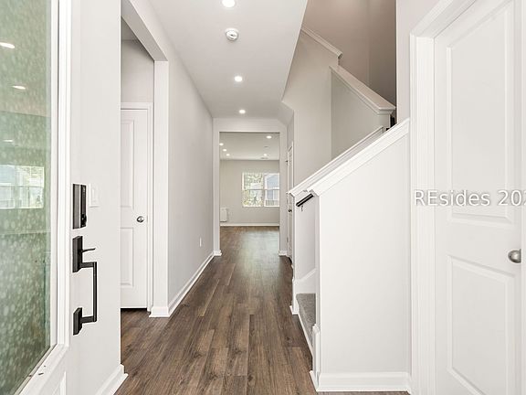 3rd image of 9 Whispering Oaks Circle