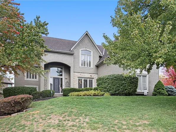 8011 Park View Dr, Parkville, MO 64152