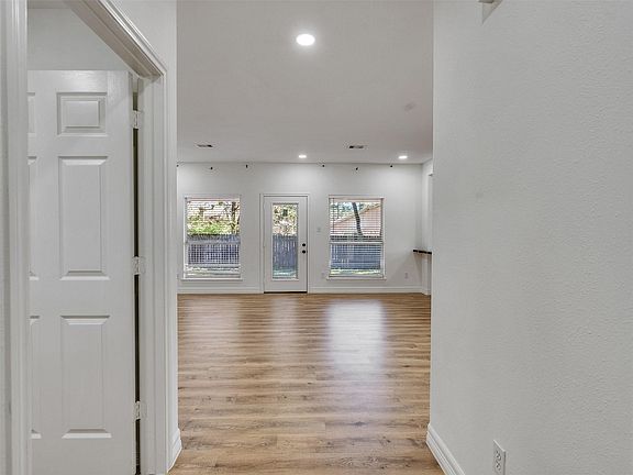 3rd image of 206 Doncaster St