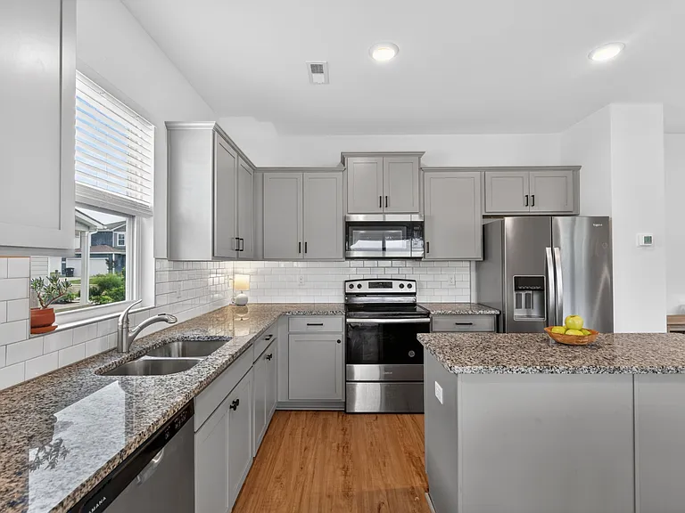 3912 Sadie St — Photo 13