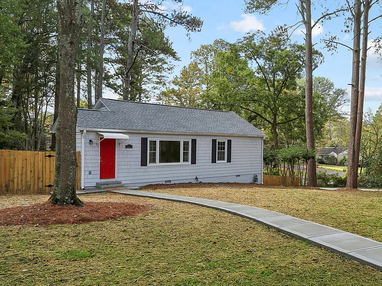 627 Scott Cir — Photo 1