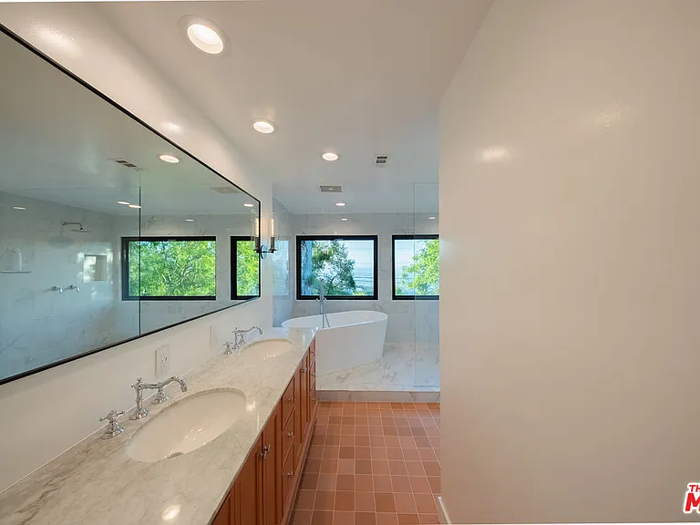 13302 Mulholland Dr — Photo 23