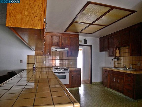 3rd image of 301 W 7th St
