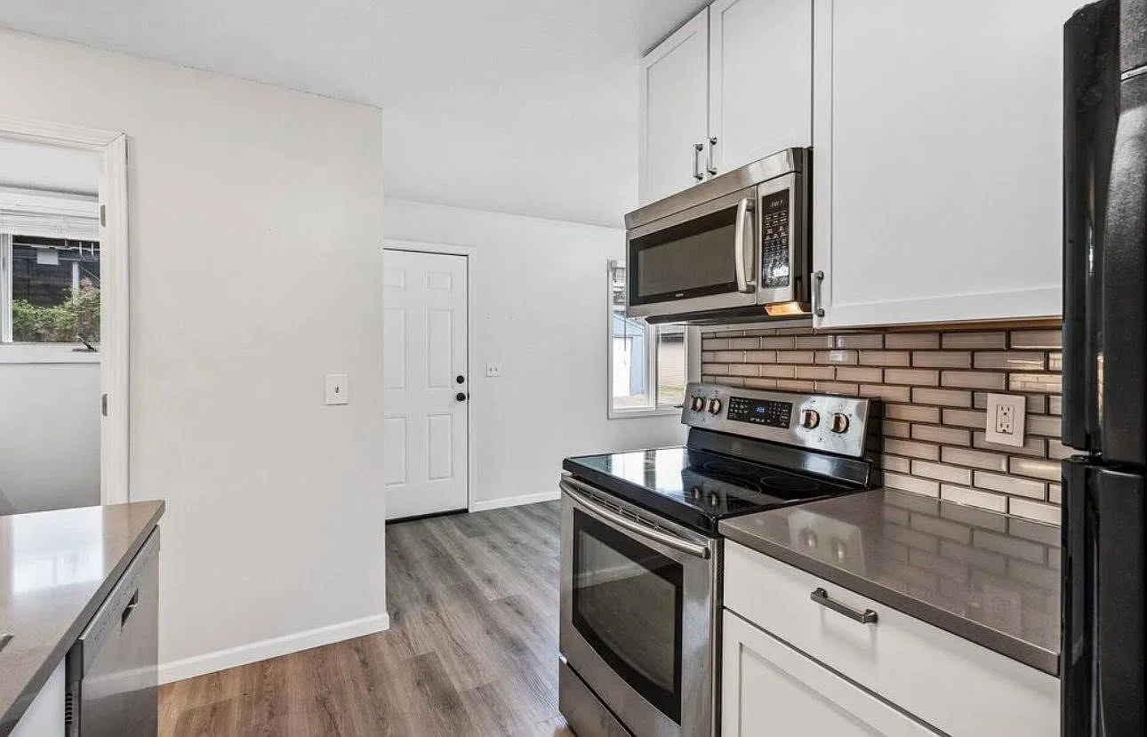 Renovated Spacious 4BR Side-By-Side Duplex Unit With 2 Car Garage, Lots of Light, Near Long Lake ... — Photo 4