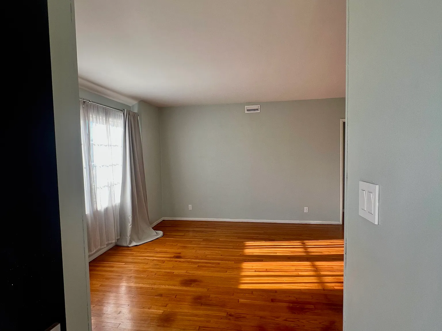 3 bed, 1404 sqft, $3,655 — Photo 2