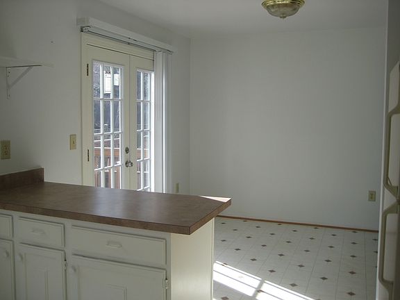 5th image of 14 Meadow Grass Ct