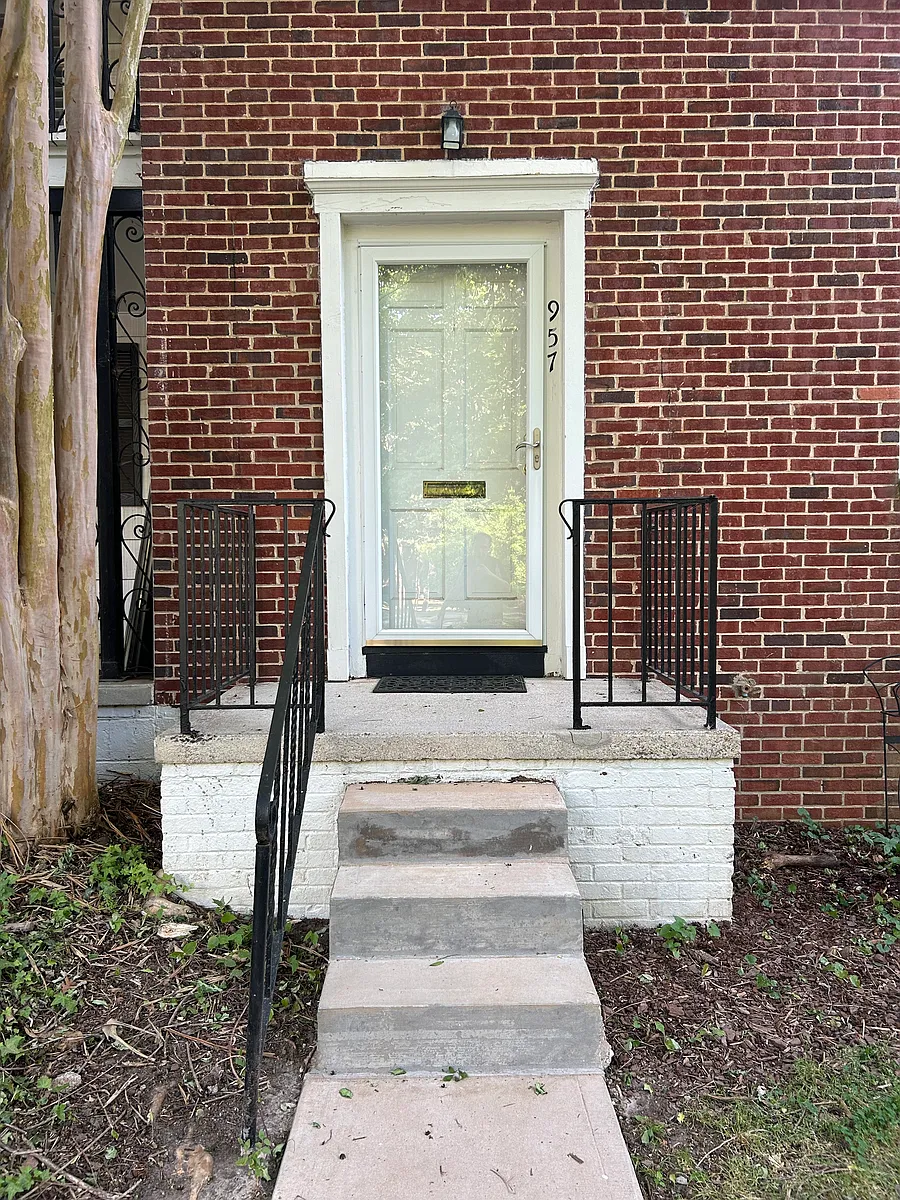 Building Photo - 957 Saint Marys St