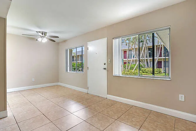 Chateau Apartments — Photo 35