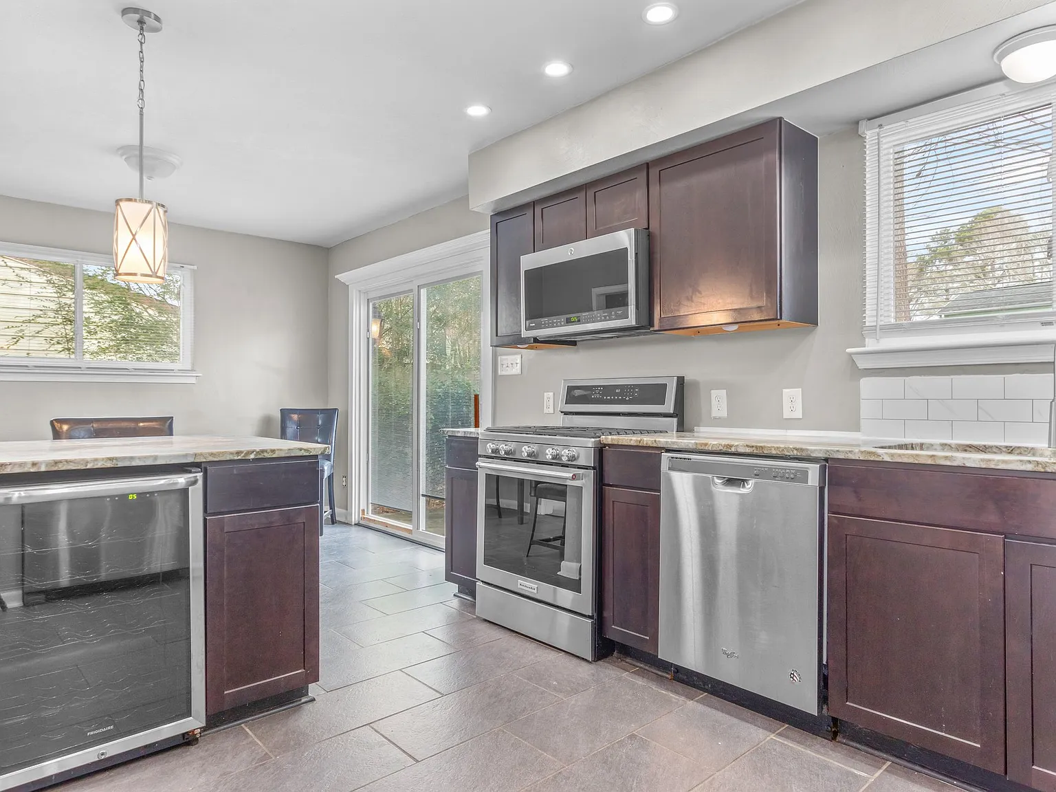5 bed, 2.5 bath, 1959 sqft, $2,550 — Photo 2