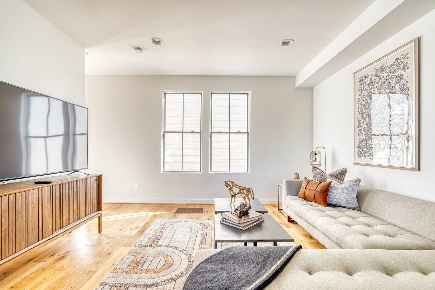 2 bed, 2.0 bath, 2045 sqft, $5,262 — Photo 3