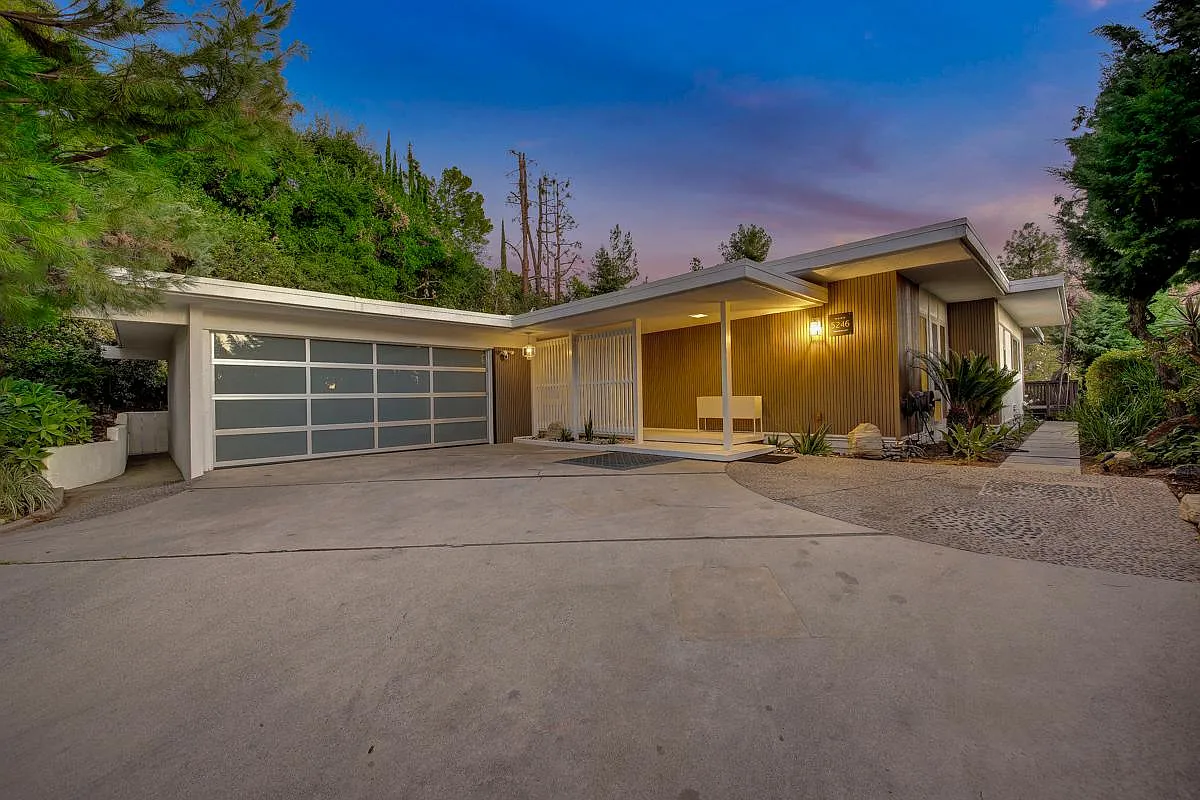4 bed, 2378 sqft, $10,000 — Photo 3