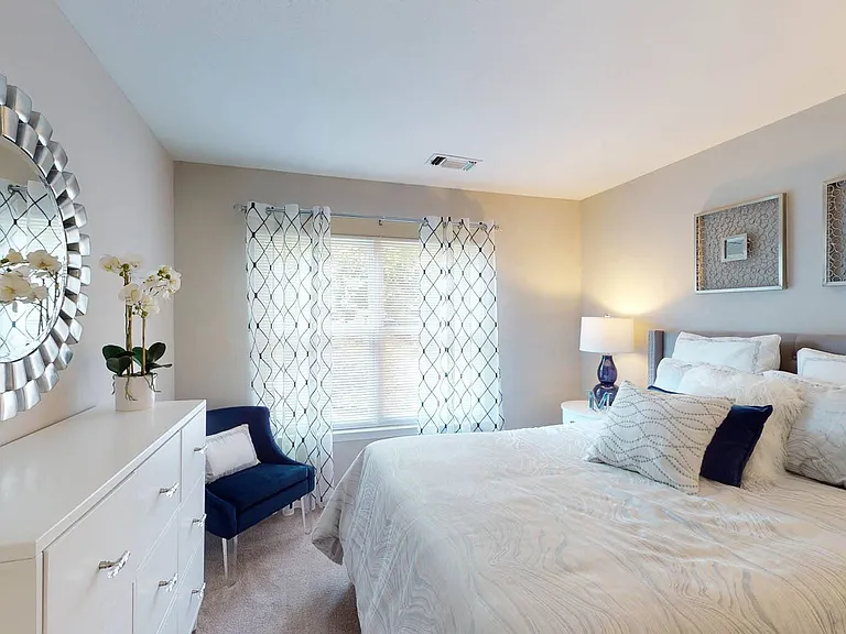 Montclair Apartments — Photo 8