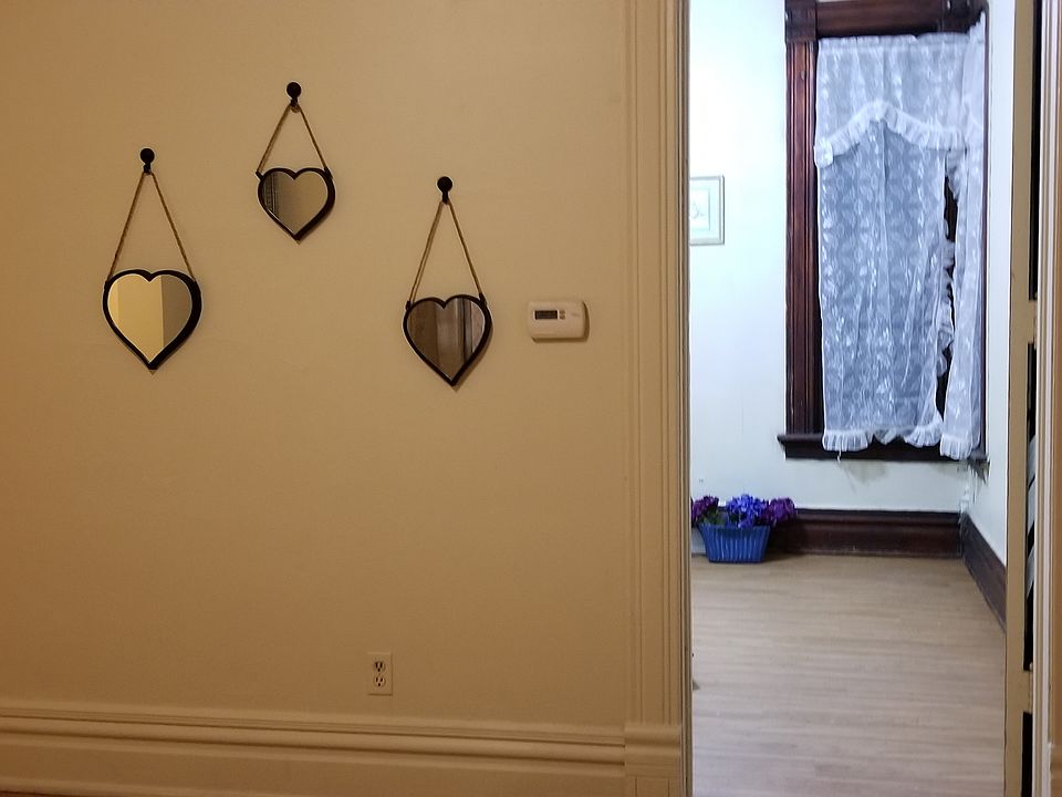 Spacious deco wall in living rm