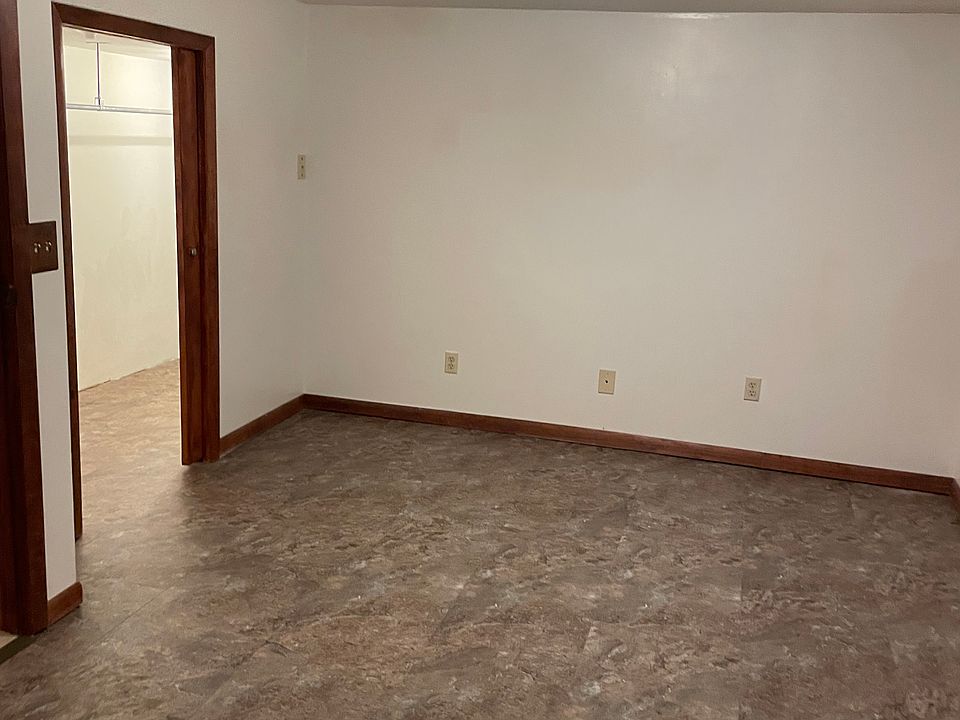 Large basement bedroom