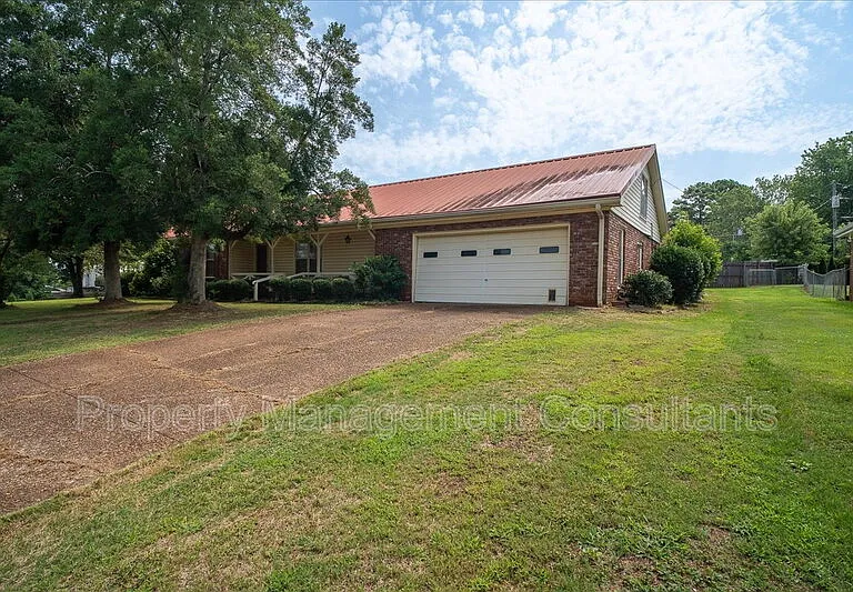 2524 Chickasaw Dr — Photo 3