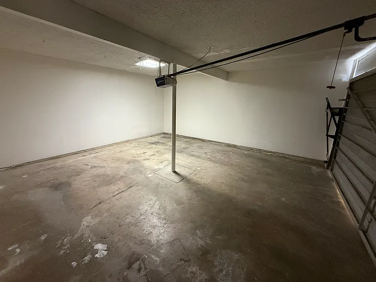 GARAGE/ LAUNDRY ROOM