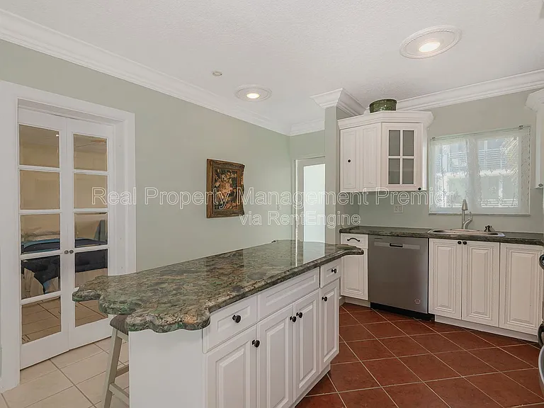1041 Hillsboro Mile #2 — Photo 13