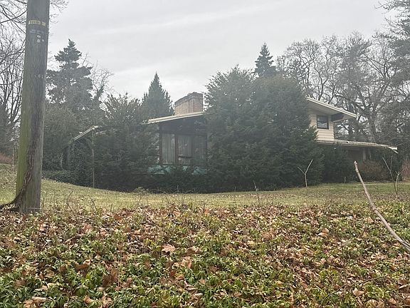 3rd image of 466 Country Club Rd