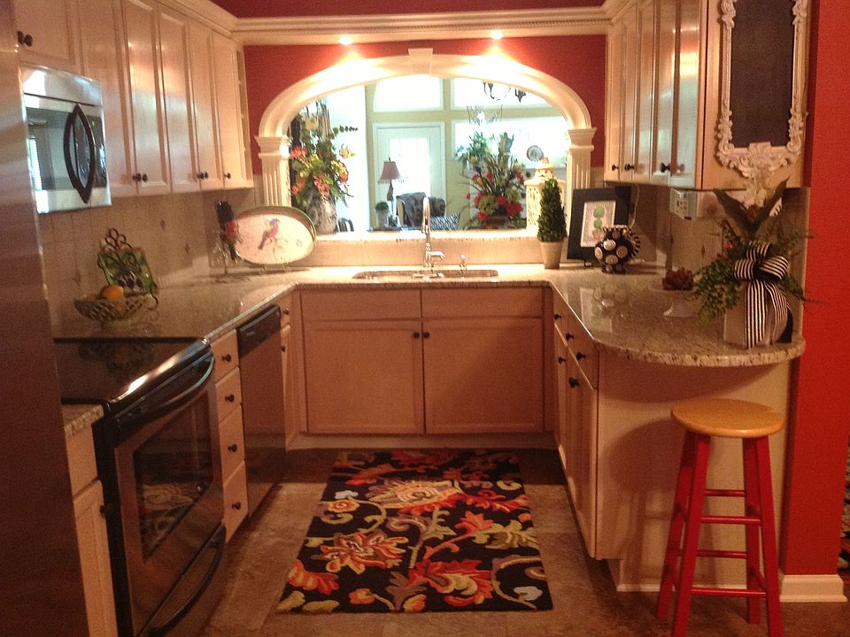 Kitchen w/ pass through bar