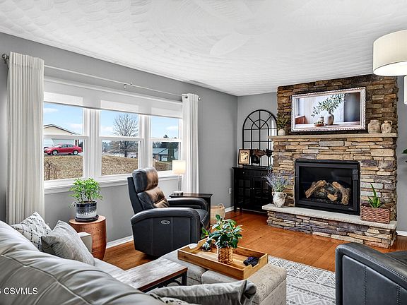 5th image of 37 Cardinal Dr