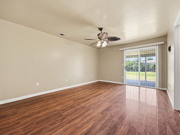 3rd image of 5809 Roscomare St