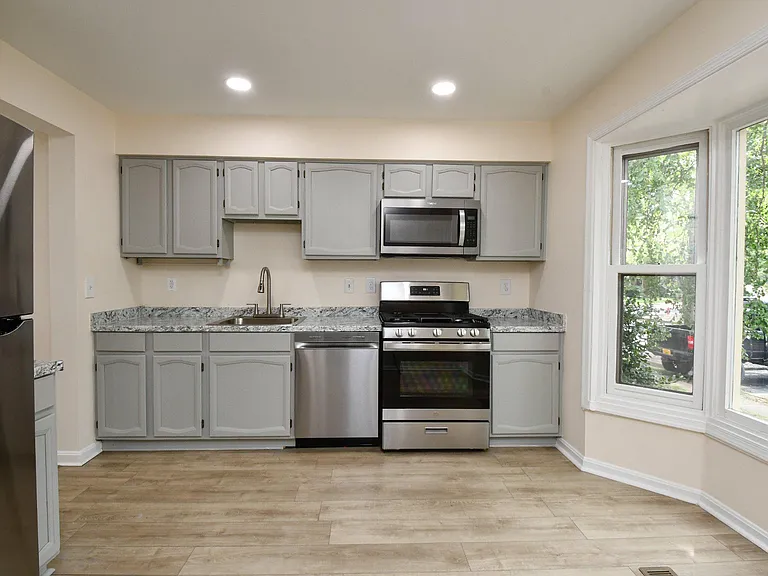 10709 Gideon Ct — Photo 4