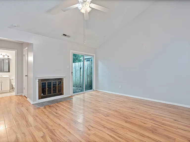 120 Briargate Ln — Photo 2