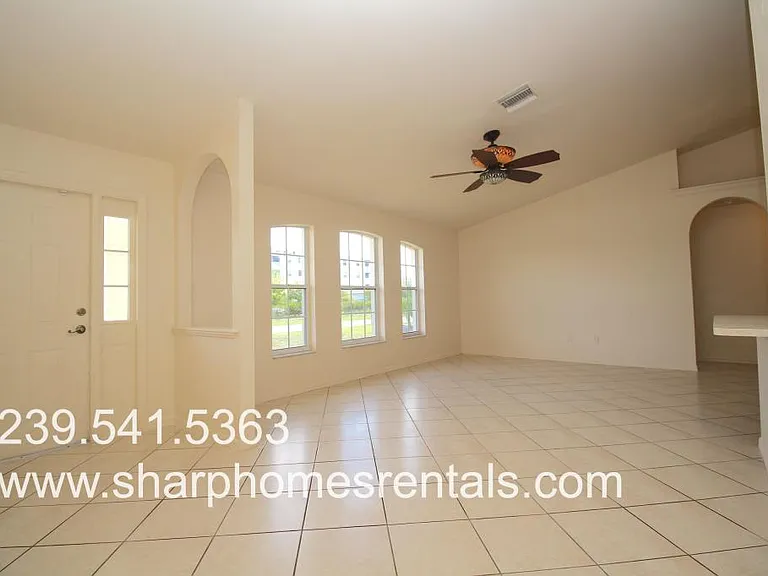 1816 SW 38th Ter — Photo 3