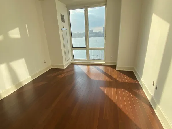 60 Riverside Boulevard image 8 of 27