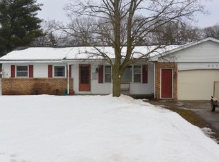 8072 Belaire Dr, Jenison, MI 49428