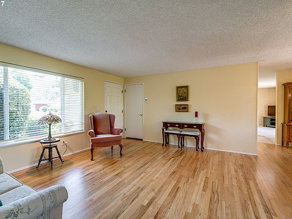 5th image of 580 NW Bella Vista Dr