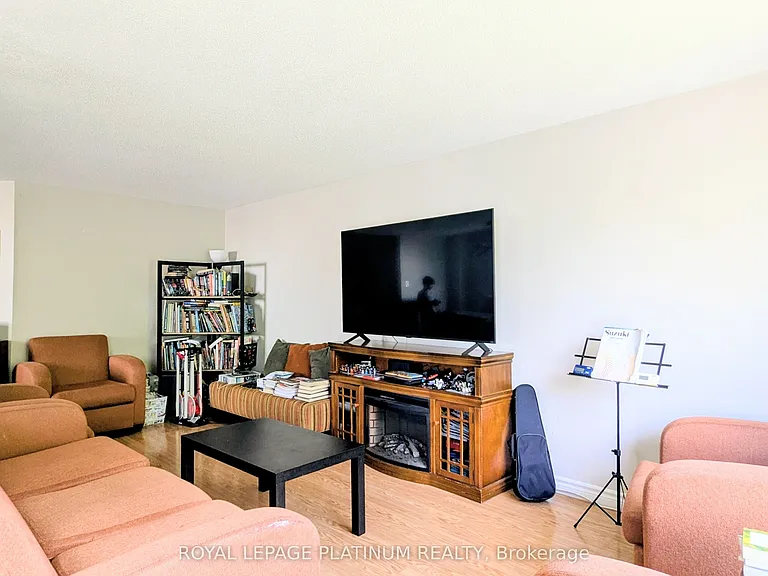 630 Pinerow Cres — Photo 17
