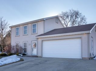 14 Chaucer Ln, Streamwood, IL 60107