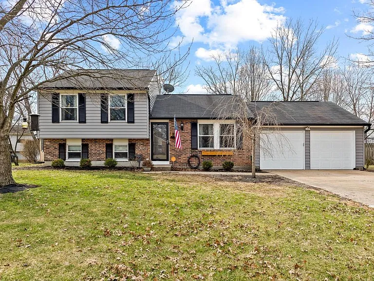 1353 Firethorne Dr — Photo 2