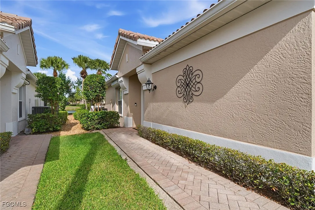 2 bed, 2.0 bath, 1692 sqft, $4,000 — Photo 2