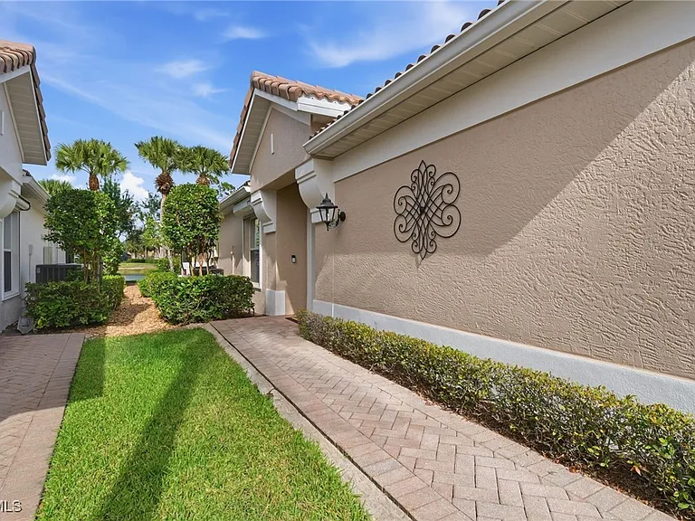 11041 Iron Horse Way — Photo 2