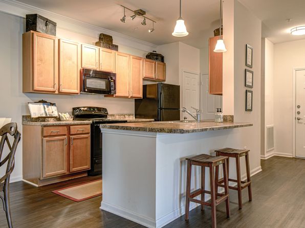 2170 N Lake Dr APT 1033