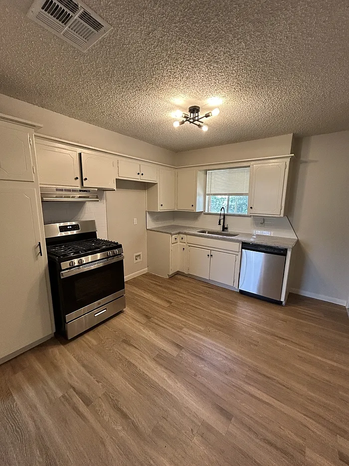 4 bed, 1.0 bath, 1210 sqft, $1,400 — Photo 4