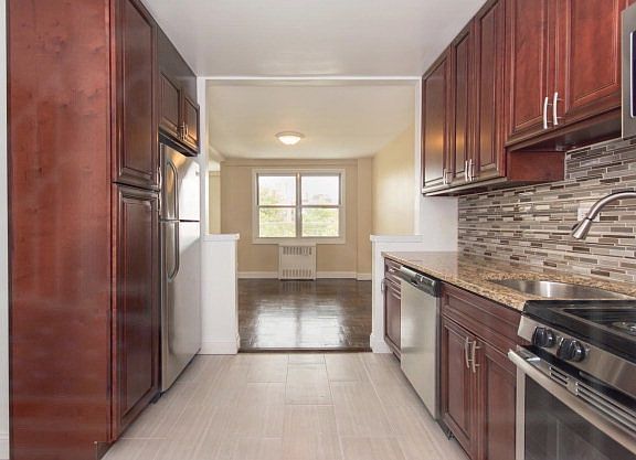 2nd image of 3935 Blackstone Ave APT 5D