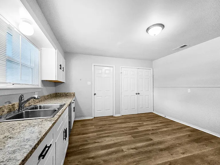 904 Bales St — Photo 4